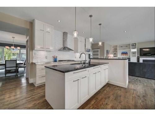 528 49 Avenue Sw, Calgary, AB - Indoor Photo Showing Kitchen With Upgraded Kitchen