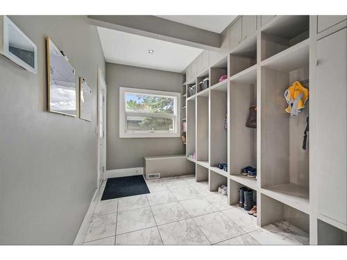 528 49 Avenue Sw, Calgary, AB - Indoor Photo Showing Other Room