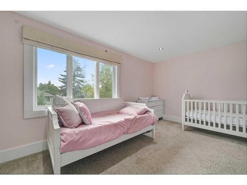 528 49 Avenue Sw, Calgary, AB - Indoor Photo Showing Bedroom