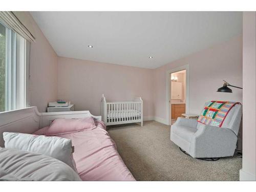 528 49 Avenue Sw, Calgary, AB - Indoor Photo Showing Bedroom