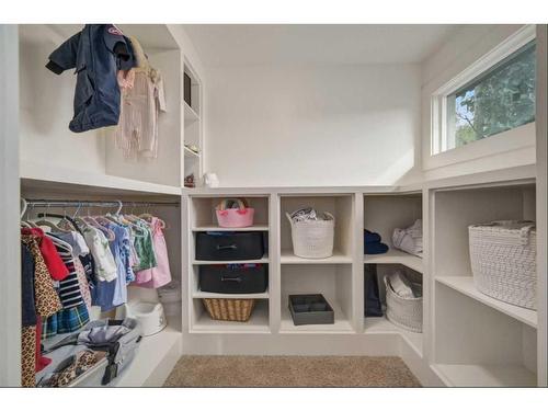 528 49 Avenue Sw, Calgary, AB - Indoor With Storage