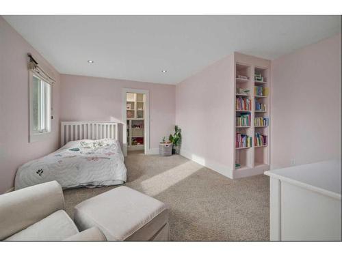 528 49 Avenue Sw, Calgary, AB - Indoor Photo Showing Bedroom