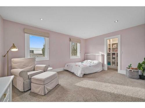 528 49 Avenue Sw, Calgary, AB - Indoor Photo Showing Bedroom