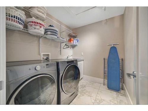 528 49 Avenue Sw, Calgary, AB - Indoor Photo Showing Laundry Room