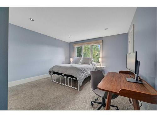 528 49 Avenue Sw, Calgary, AB - Indoor Photo Showing Bedroom