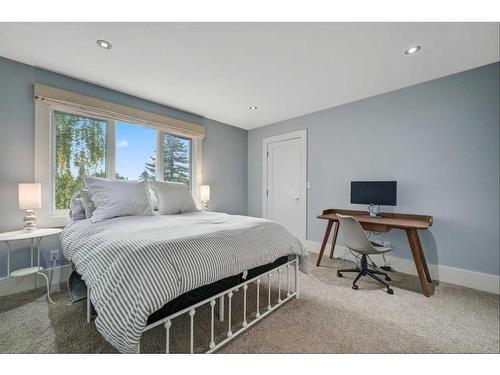 528 49 Avenue Sw, Calgary, AB - Indoor Photo Showing Bedroom