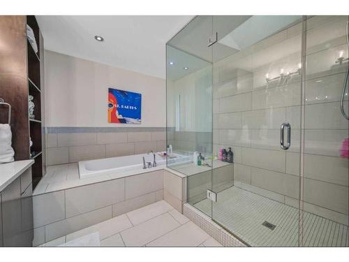 528 49 Avenue Sw, Calgary, AB - Indoor Photo Showing Bathroom