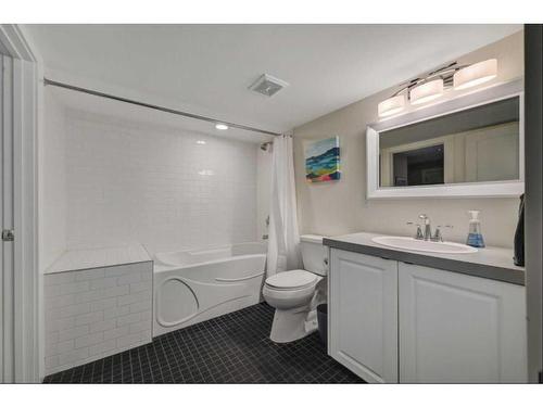 528 49 Avenue Sw, Calgary, AB - Indoor Photo Showing Bathroom