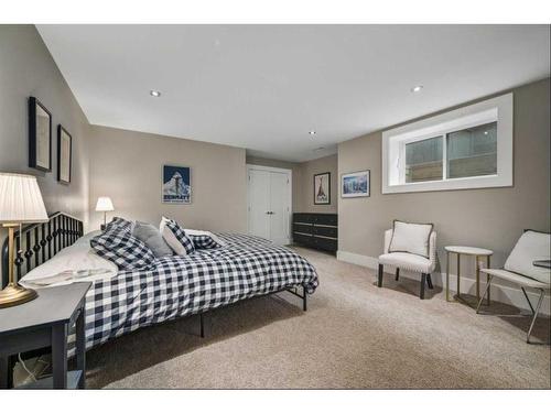 528 49 Avenue Sw, Calgary, AB - Indoor Photo Showing Bedroom