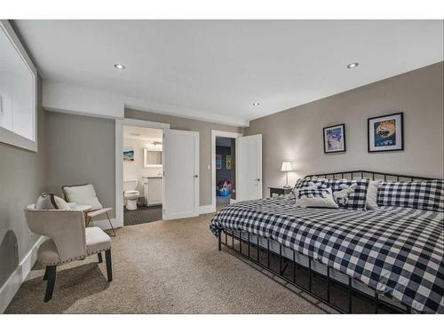 528 49 Avenue Sw, Calgary, AB - Indoor Photo Showing Bedroom