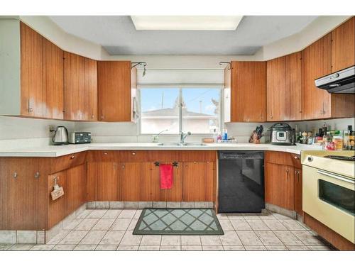 4228 Voyageur Drive Nw, Calgary, AB - Indoor Photo Showing Kitchen With Double Sink