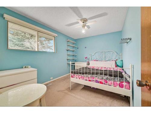 4228 Voyageur Drive Nw, Calgary, AB - Indoor Photo Showing Bedroom