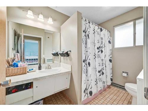 4228 Voyageur Drive Nw, Calgary, AB - Indoor Photo Showing Bathroom