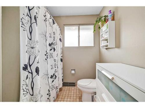 4228 Voyageur Drive Nw, Calgary, AB - Indoor Photo Showing Bathroom