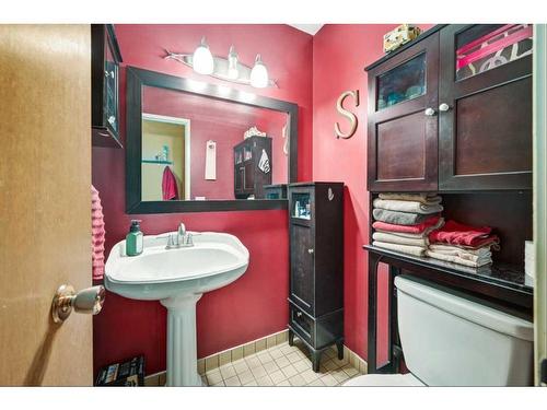 4228 Voyageur Drive Nw, Calgary, AB - Indoor Photo Showing Bathroom