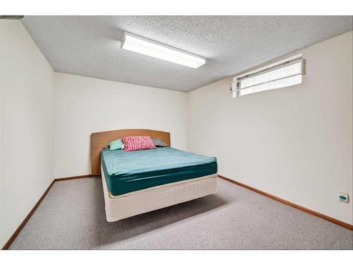 4228 Voyageur Drive Nw, Calgary, AB - Indoor Photo Showing Bedroom