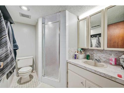 4228 Voyageur Drive Nw, Calgary, AB - Indoor Photo Showing Bathroom