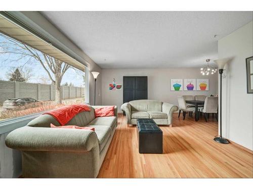 4228 Voyageur Drive Nw, Calgary, AB - Indoor Photo Showing Living Room