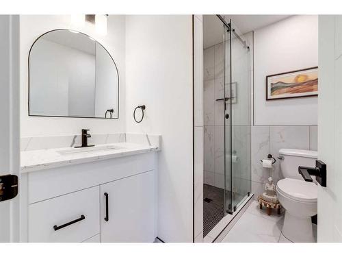 4944 45 Street Sw, Calgary, AB - Indoor Photo Showing Bathroom