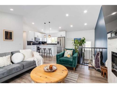 4944 45 Street Sw, Calgary, AB - Indoor Photo Showing Living Room