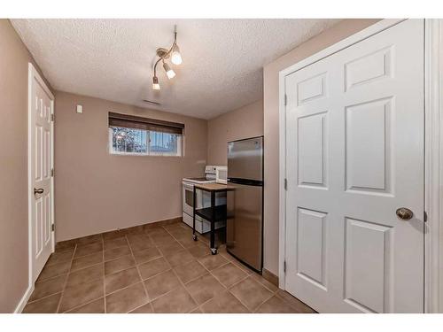 243 78 Avenue Ne, Calgary, AB - Indoor Photo Showing Other Room