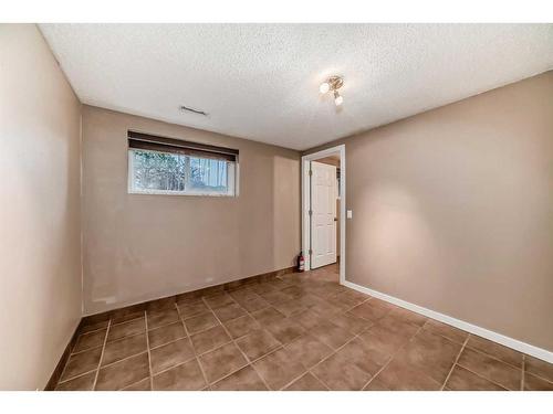 243 78 Avenue Ne, Calgary, AB - Indoor Photo Showing Other Room