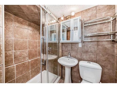 243 78 Avenue Ne, Calgary, AB - Indoor Photo Showing Bathroom