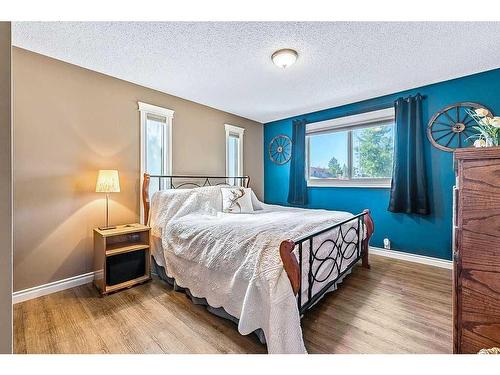 1 Hunters Crescent, Okotoks, AB - Indoor Photo Showing Bedroom