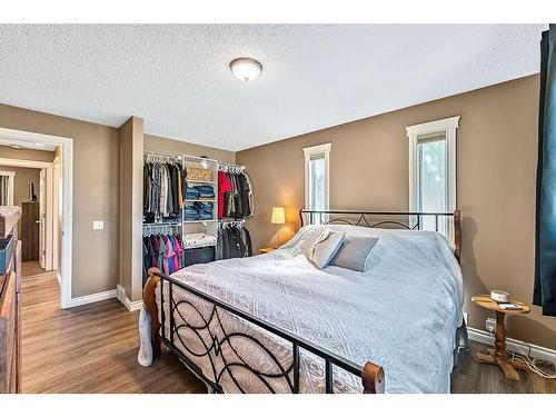 1 Hunters Crescent, Okotoks, AB - Indoor Photo Showing Bedroom