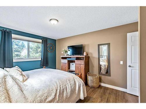 1 Hunters Crescent, Okotoks, AB - Indoor Photo Showing Bedroom