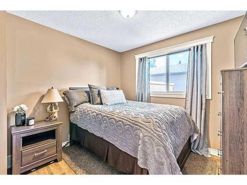 1 Hunters Crescent, Okotoks, AB - Indoor Photo Showing Bedroom