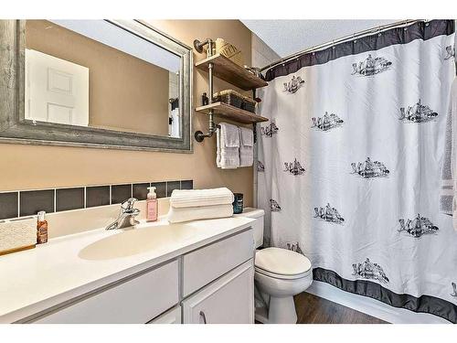 1 Hunters Crescent, Okotoks, AB - Indoor Photo Showing Bathroom