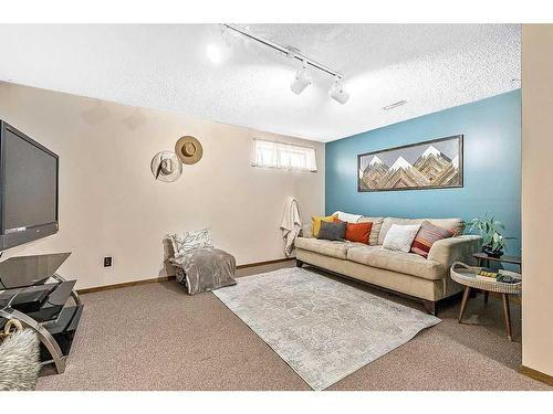 1 Hunters Crescent, Okotoks, AB - Indoor Photo Showing Living Room