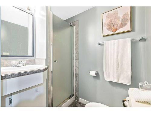 1 Hunters Crescent, Okotoks, AB - Indoor Photo Showing Bathroom