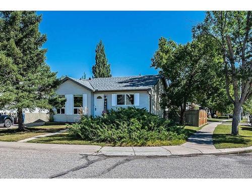 1 Hunters Crescent, Okotoks, AB - Outdoor With Facade