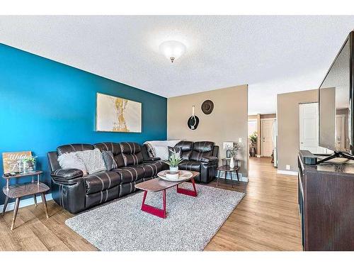 1 Hunters Crescent, Okotoks, AB - Indoor Photo Showing Living Room