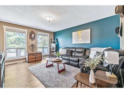 1 Hunters Crescent, Okotoks, AB - Indoor Photo Showing Living Room