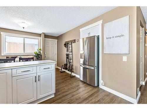 1 Hunters Crescent, Okotoks, AB - Indoor Photo Showing Kitchen