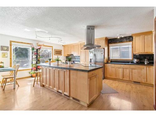 215 Shawcliffe Circle Sw, Calgary, AB - Indoor Photo Showing Kitchen