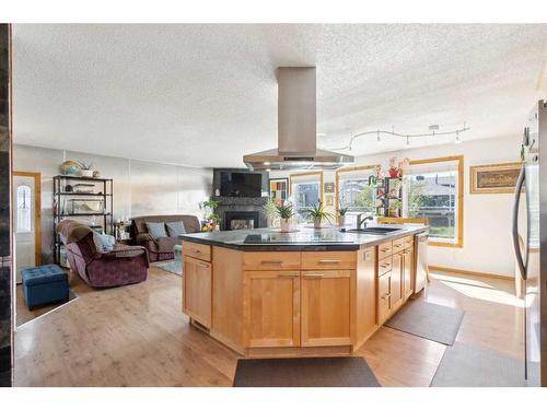 215 Shawcliffe Circle Sw, Calgary, AB - Indoor Photo Showing Kitchen