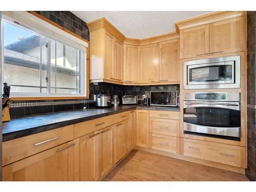 215 Shawcliffe Circle Sw, Calgary, AB - Indoor Photo Showing Kitchen