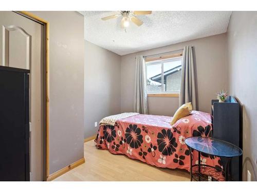 215 Shawcliffe Circle Sw, Calgary, AB - Indoor Photo Showing Bedroom