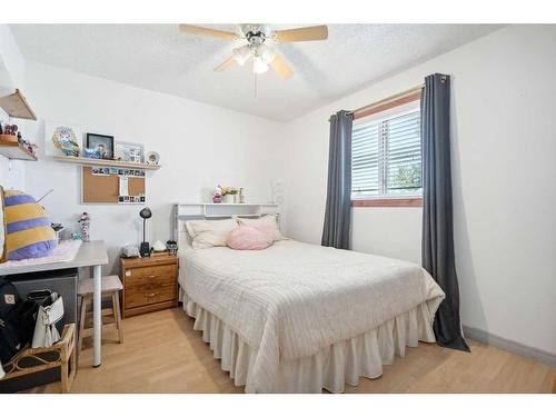 215 Shawcliffe Circle Sw, Calgary, AB - Indoor Photo Showing Bedroom