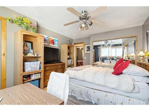 215 Shawcliffe Circle Sw, Calgary, AB - Indoor Photo Showing Bedroom