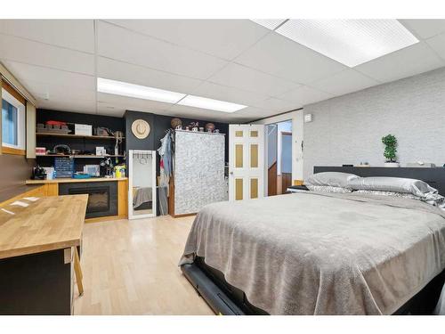 215 Shawcliffe Circle Sw, Calgary, AB - Indoor Photo Showing Bedroom