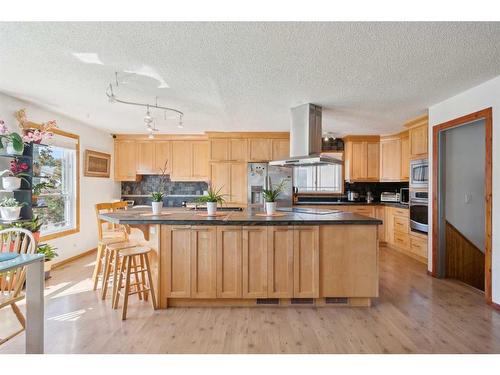 215 Shawcliffe Circle Sw, Calgary, AB - Indoor Photo Showing Kitchen