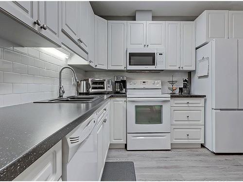 205-400 1 Avenue Se, Diamond Valley, AB - Indoor Photo Showing Kitchen