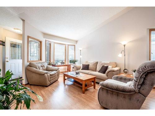 901 Riverside Drive Nw, High River, AB - Indoor Photo Showing Living Room