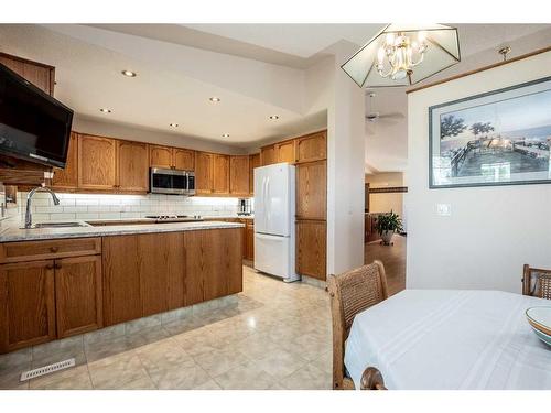 901 Riverside Drive Nw, High River, AB - Indoor Photo Showing Kitchen