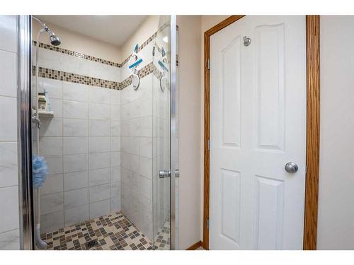 901 Riverside Drive Nw, High River, AB - Indoor Photo Showing Bathroom